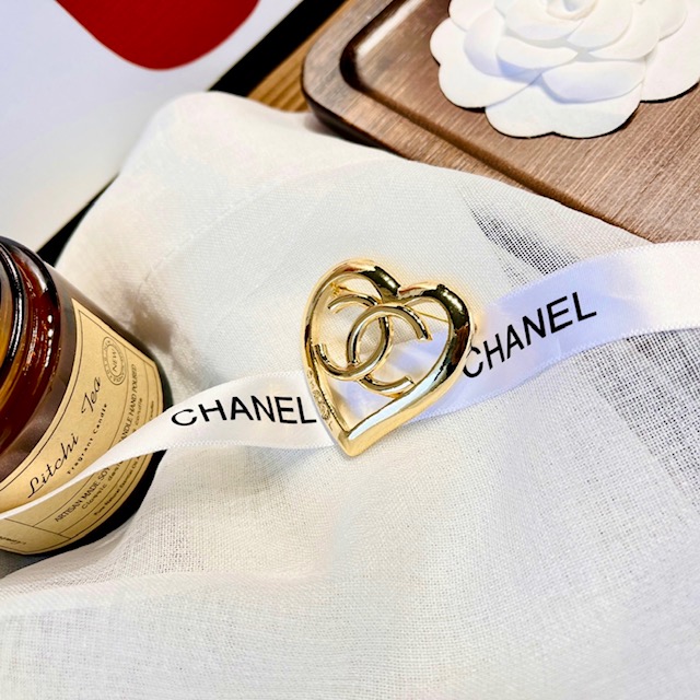 Chanel VIP Gift CC LOGO Pearl Pin/Brooch from Chanel beauty